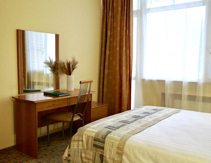 Полулюкс с 1 двуспальной кроватью Урал - Оздоровительный комплекс «Десна»